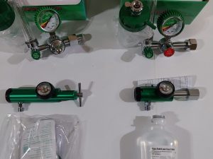 Reguladores oxigeno vaso mascarillas agua didestilada